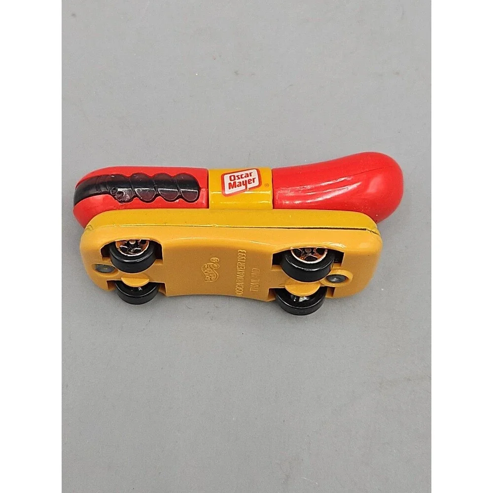 VINTAGE 1993 HOT WHEELS OSCAR MAYER WIENERMOBILE DIECAST 1:64 SCALE CAR TOY